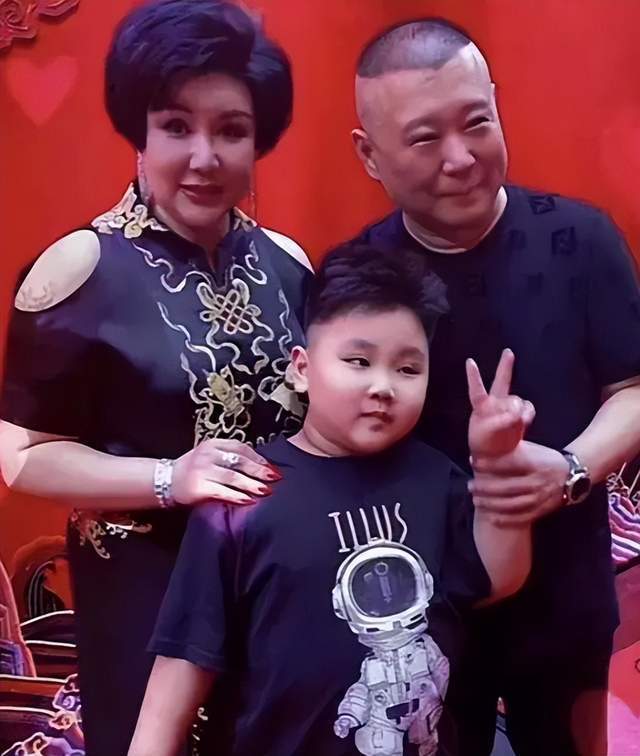 郭德纲晒全家福为老婆庆生,两人恩爱多年,小儿子越来越像爸爸了