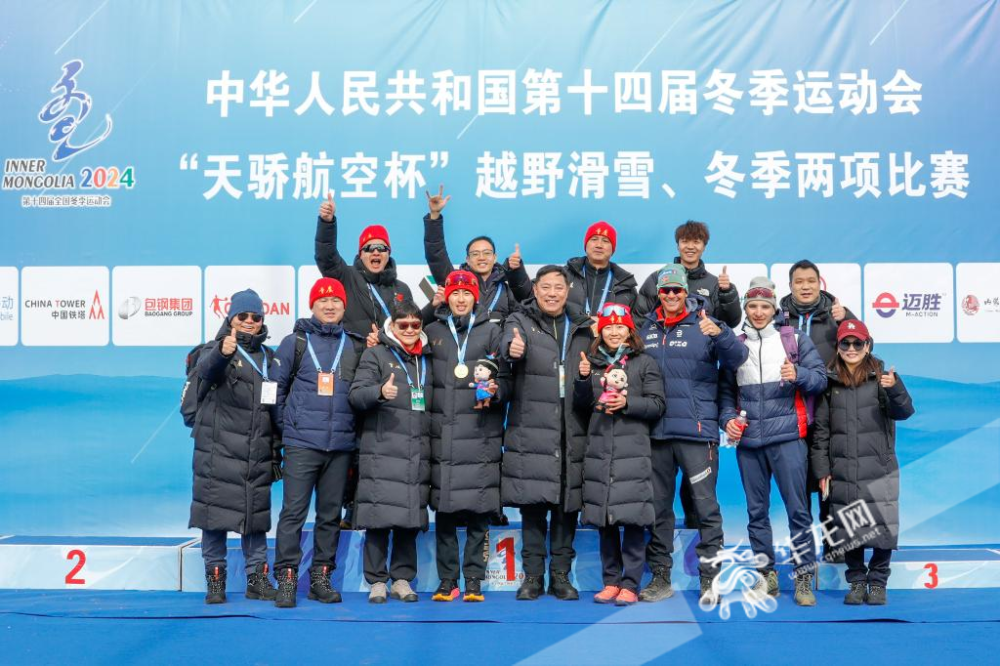 2月14日,王强与妻子张岩一同登上领奖台,这枚沉甸甸的金牌,成为两人最