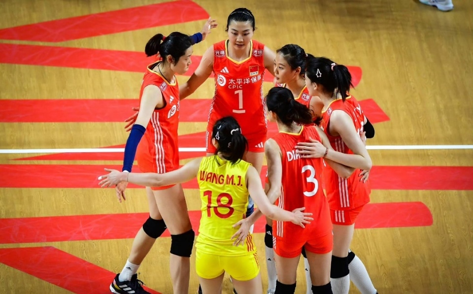 中国女排直播安排公布,郎平为球队加油!塞尔维亚变阵,女排艰难