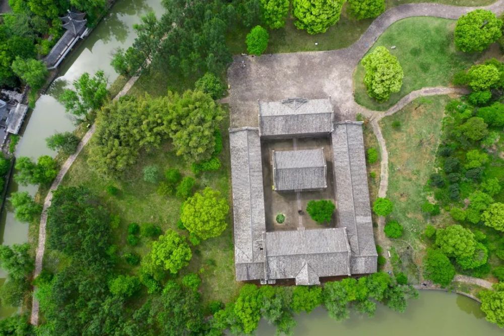 桐江书院占地面积约100多亩,前有鼎山叠翠,后有溪水萦回,东有鉴湖烟柳