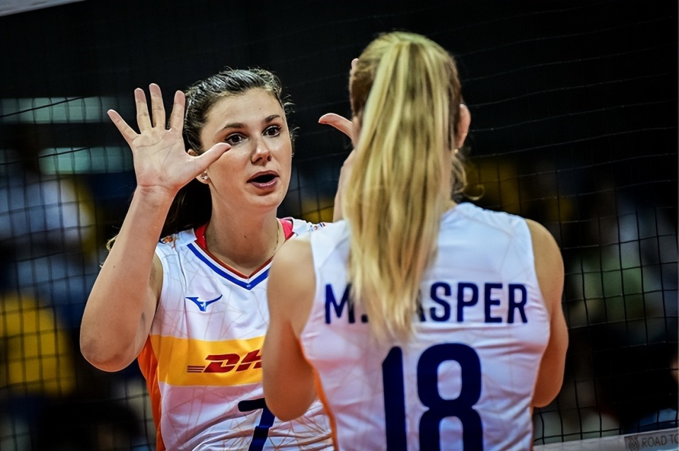 多米尼加女排获巴黎奥运参赛资格,第三支直通球队,队员疯狂庆祝-腾讯