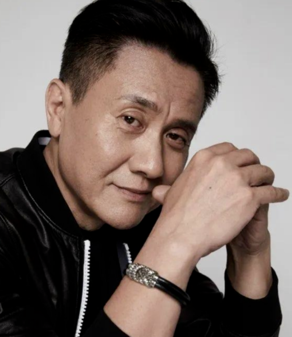 演员张志坚:62岁才大红,娶了忠实粉丝为妻,活成一股清流_腾讯新闻
