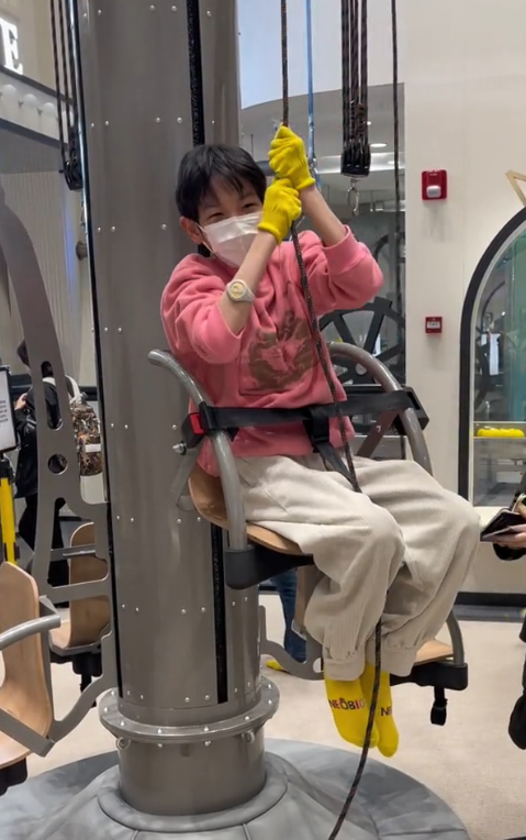 杨烁老婆晒带娃日常,11岁儿子罕露脸愈发帅气,暴风抽高长腿瞩目_腾讯