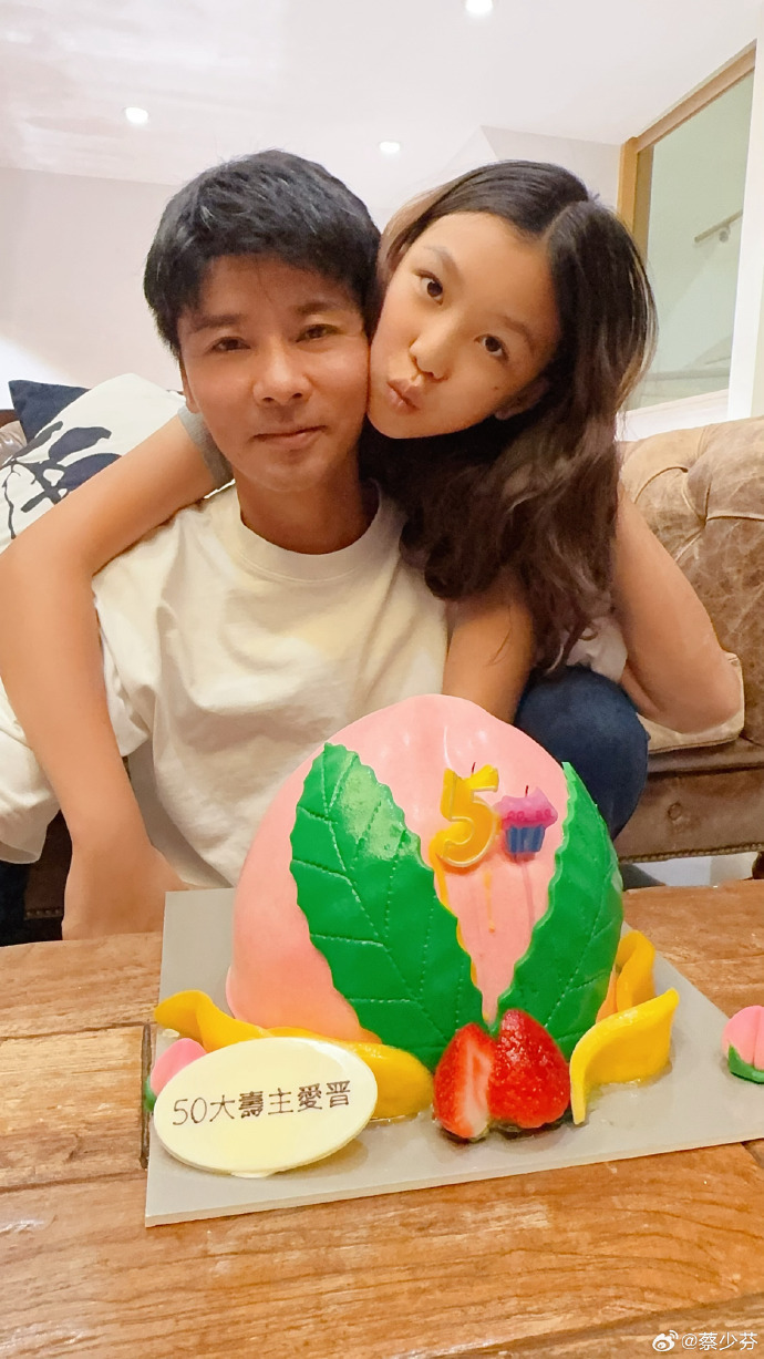 蔡少芬晒一家五口,三个儿女遗传爸妈高颜值,50岁张晋白头发抢镜