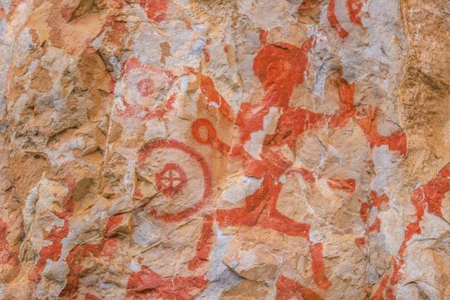 花山岩画位于广西宁明县城中镇耀达村的明江东岸,它是左江岩画群中最