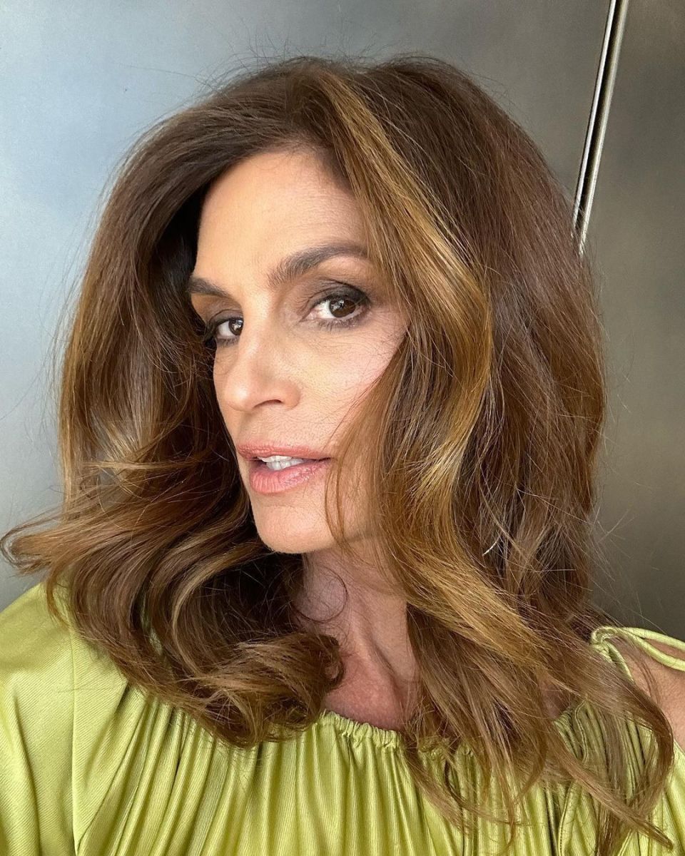 57岁超模辛迪·克劳馥素颜出镜,满脸皱纹显苍老,气场依旧强大