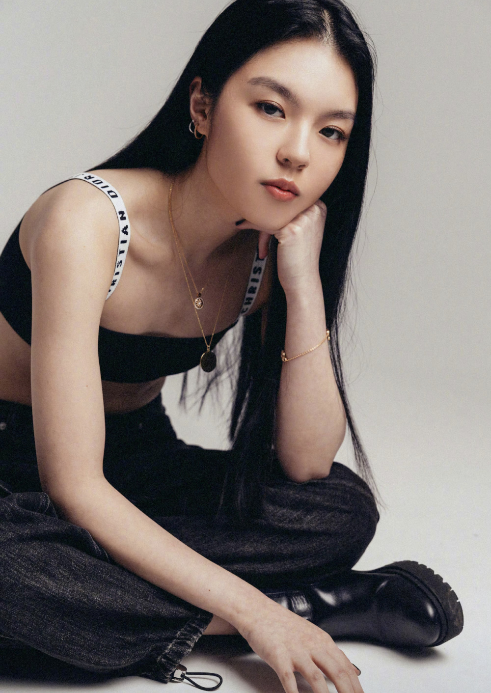 李咏女儿法图麦晒近照与妈妈哈文穿同款吊带裙戴14万表显贵气