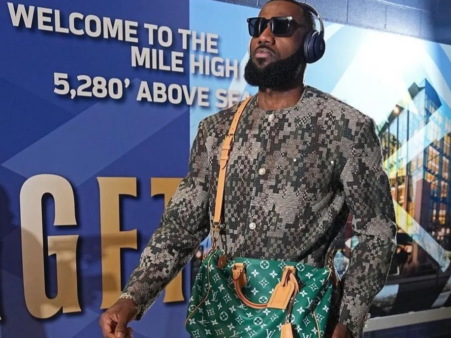 詹姆斯揭幕战穿最贵的衣服挨最毒的打,被队友无视和掘金球迷嘲讽