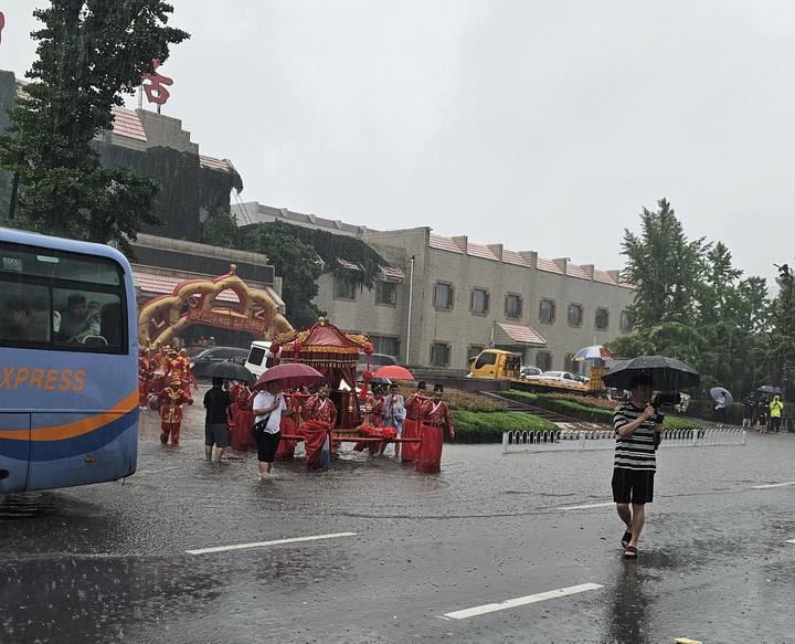 山东多地遭强降雨,潮新闻连线当地居民:积水没过车门,部分列车停运