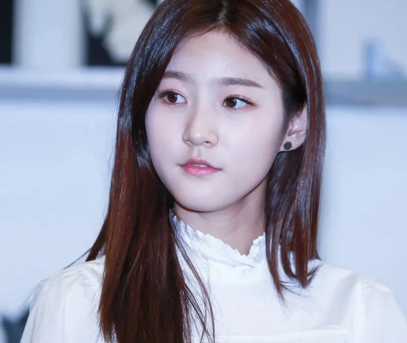 金赛纶回应晒出跟金秀贤合照:退圈后心理落差大,想炫耀冲动上传_腾讯