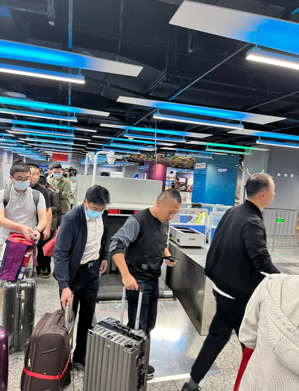 上海地铁安检引发热议对于地铁安检你又怎么看