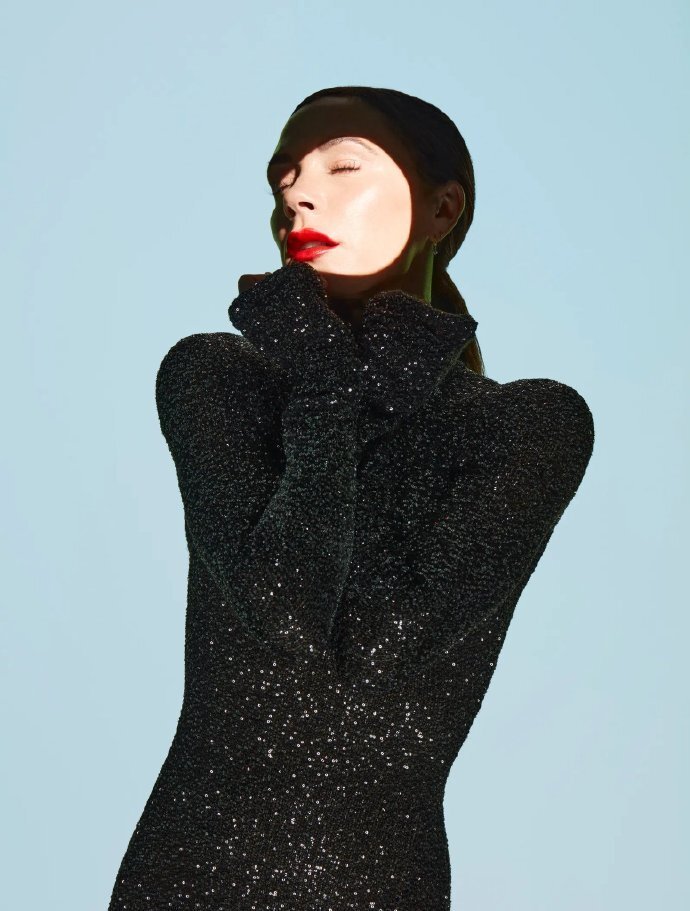 照片中贝嫂展示多套时尚造型表现力十足.