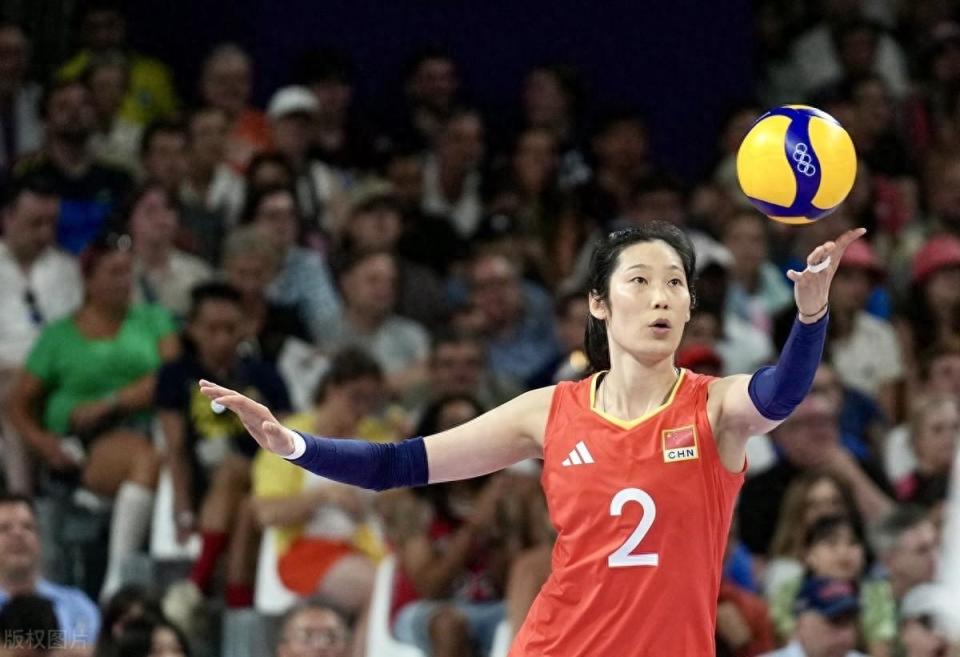 比赛进行到下半场时,朱婷在一次拼命救球的过程中,不慎撞到了广告板上