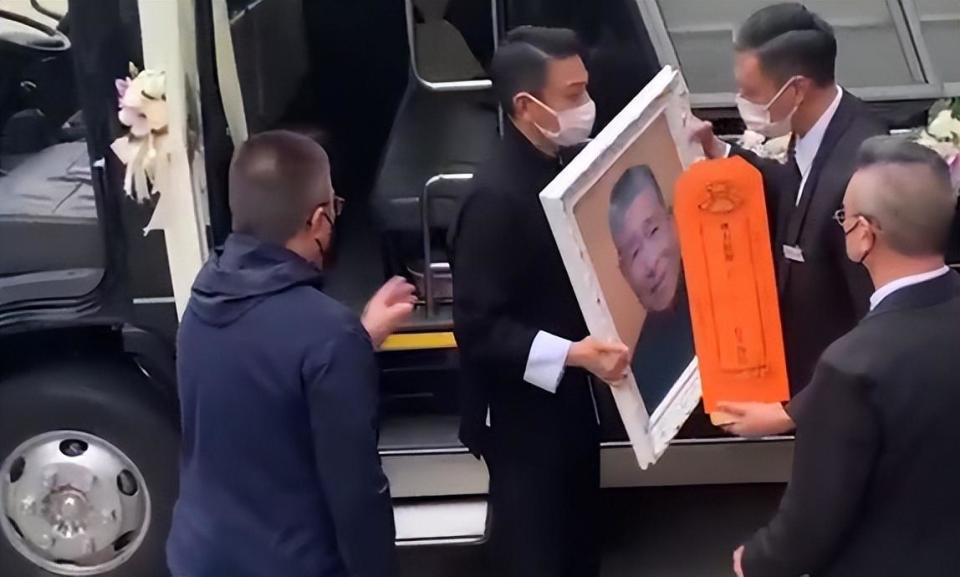 刘德华送父亲出殡!