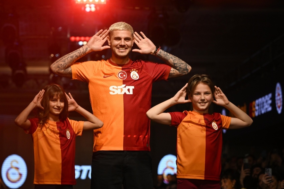 加拉塔萨雷的31岁阿根廷前锋伊卡尔迪34轮打入25球,获得土超金靴