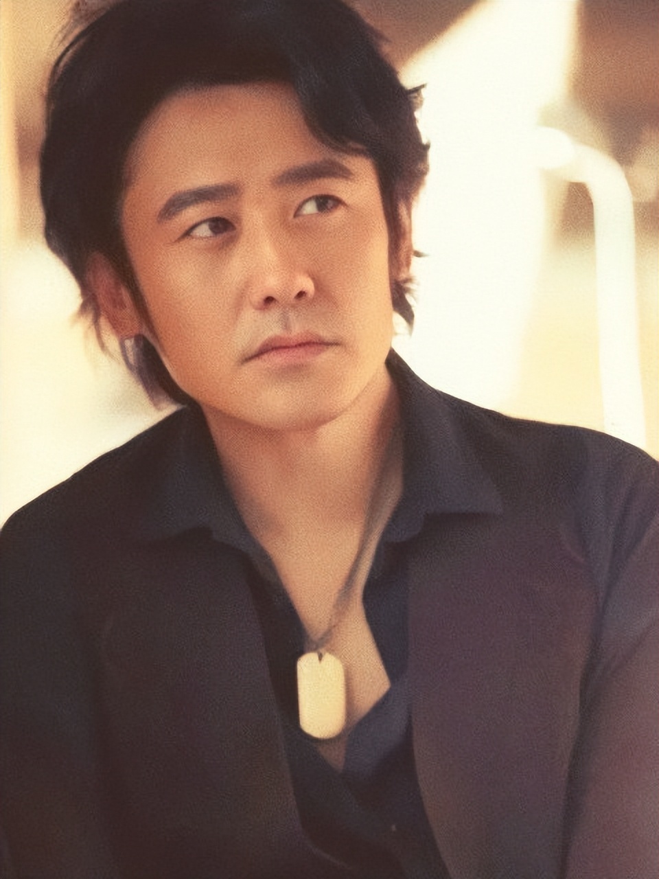 吴秀波眼皮抬起瞬间四目相对,那道目光正是来自高维那.