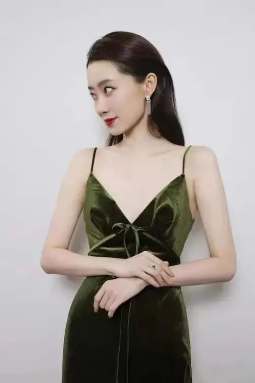 可惜中年爆火的高叶还是走上了张小斐的老路