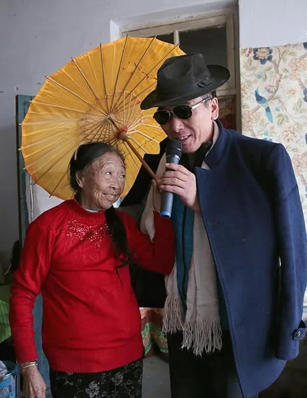 86岁马玉琴去世?小32岁丈夫李玉成辟谣,27年陪伴真爱几许_腾讯新闻