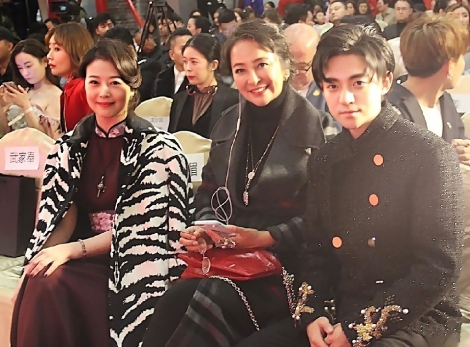 周海媚去世1周年，李勤勤收养她遗留的两只爱犬，并带去墓地拜祭_腾讯新闻