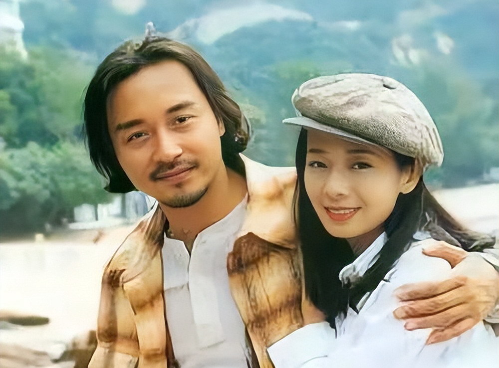 2002年,张柏芝遭遇车祸,张国荣将自己的护身符送给对方,哥哥去世后,张