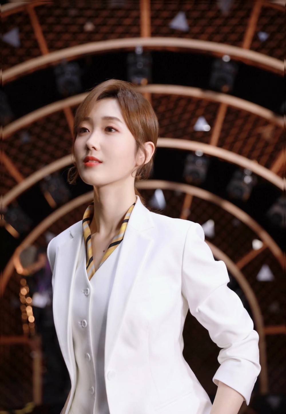 王嘉宁首登春晚获认可，加入央视4年表现优异，私下美照曝光_腾讯新闻
