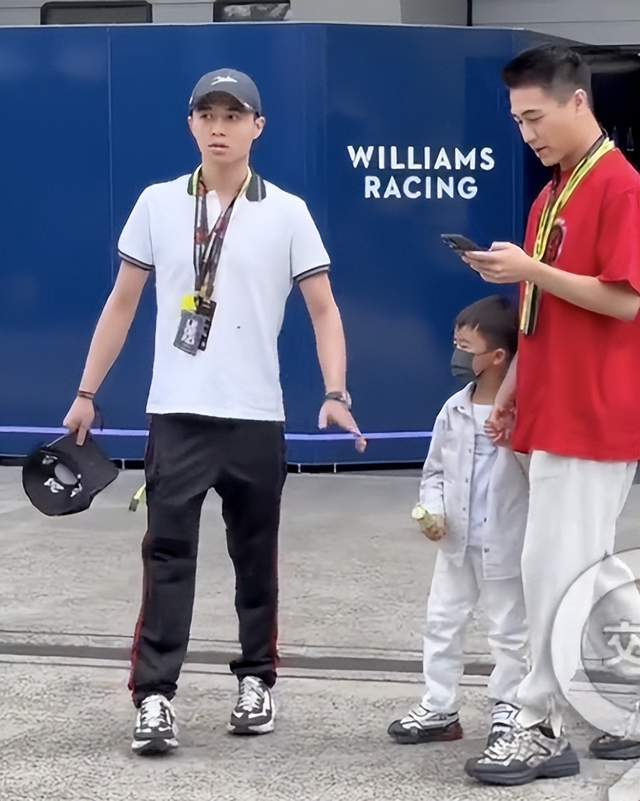 何猷君晒f1赛场照,抱4岁儿子与谷爱凌合影,何广燊身高随奚梦瑶