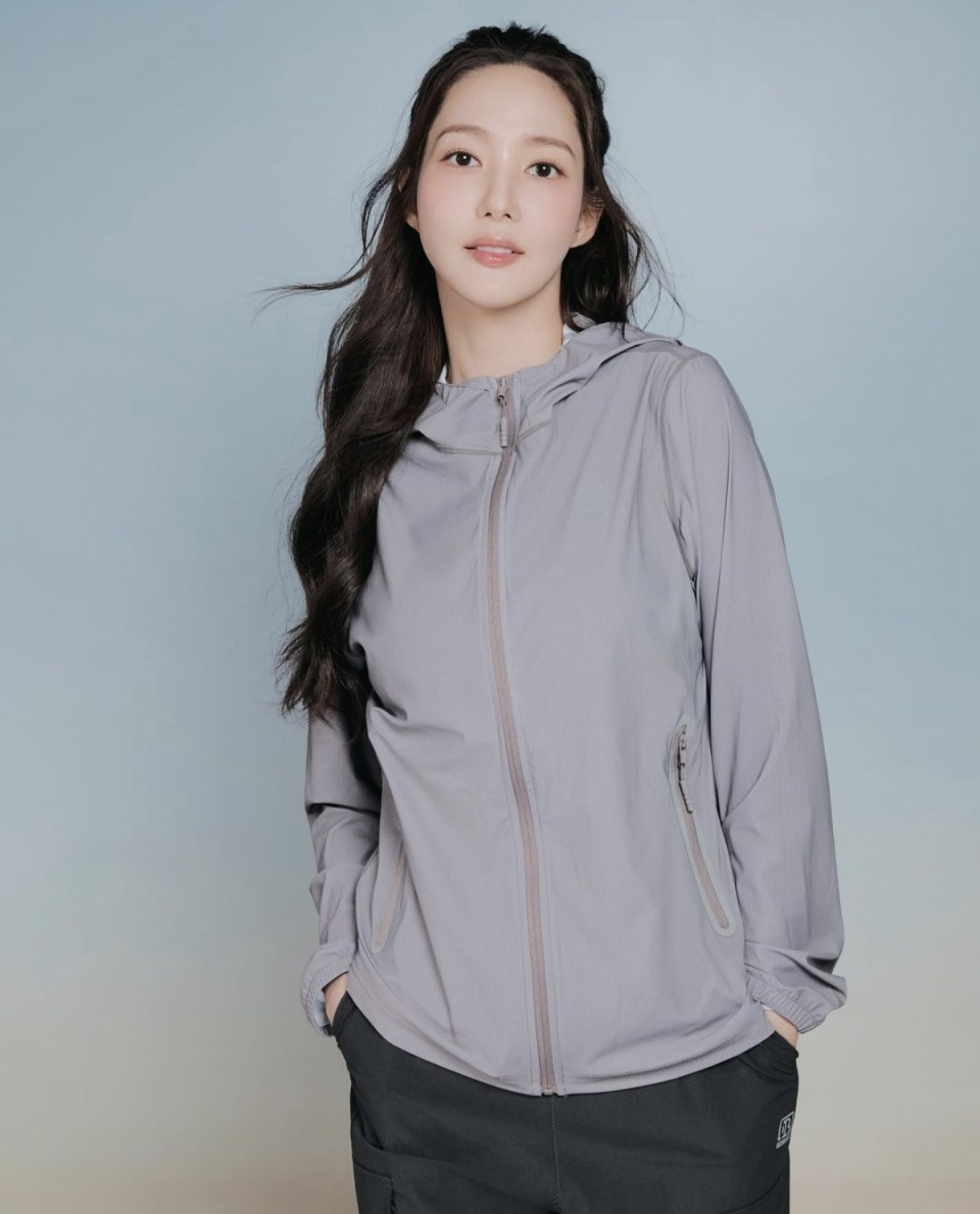 朴敏英用夹克与短裤的完美搭配,展现舒适干练时尚感