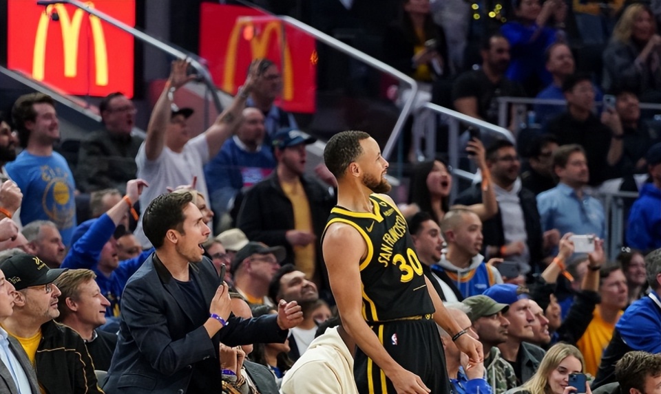 库里受伤退赛勇士痛失好局德罗赞338真狠西部局势更乱了