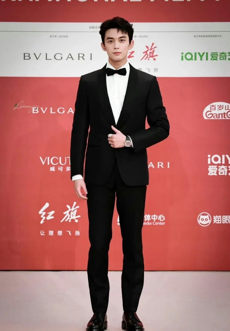 60岁后真的会断崖式衰老吗?看63岁费翔和36岁朱一龙合照就知道了