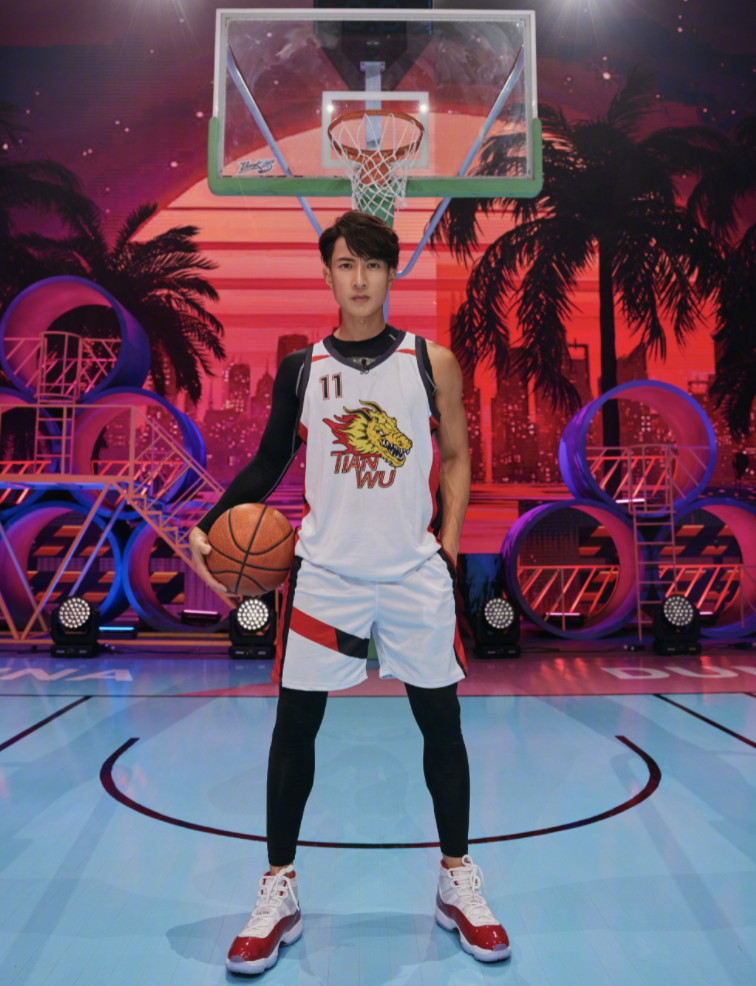 吴尊打篮球鼻梁受伤流血,先淡定拍照留念,在线求助自曝伤口很深