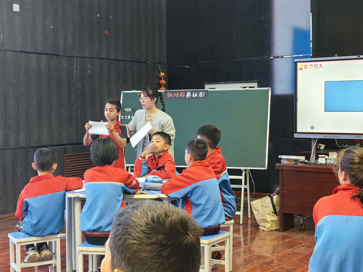 衢州小学开展课堂教学展示,乌什县一百余名数学专任教师参会.