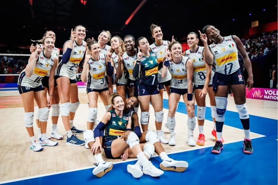 3-2！意大利女排豪取11连胜 埃格努+安娃轮番轰炸 瓦尔加斯26分难救主