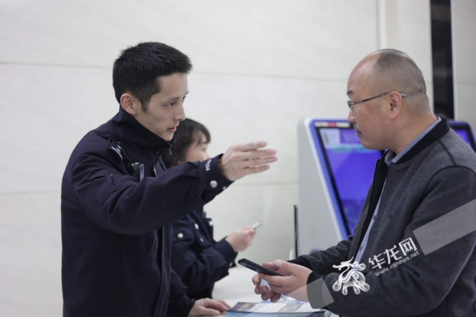 重庆火出圈的帅气警察找到了他还有个温暖的秘密