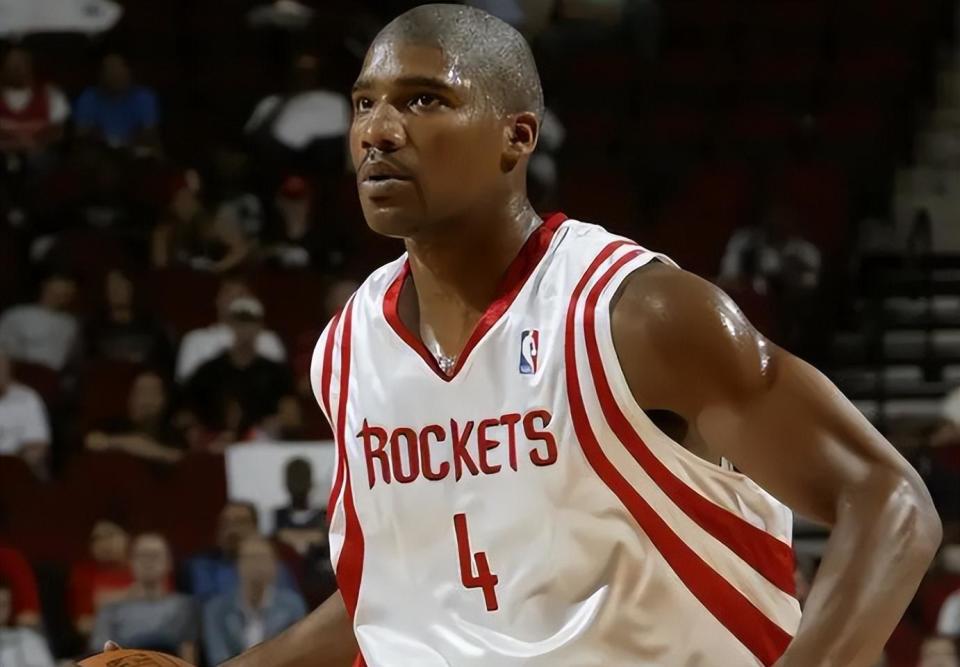 04年火箭用7人大交易组成姚麦组合,当时作为筹码的6人