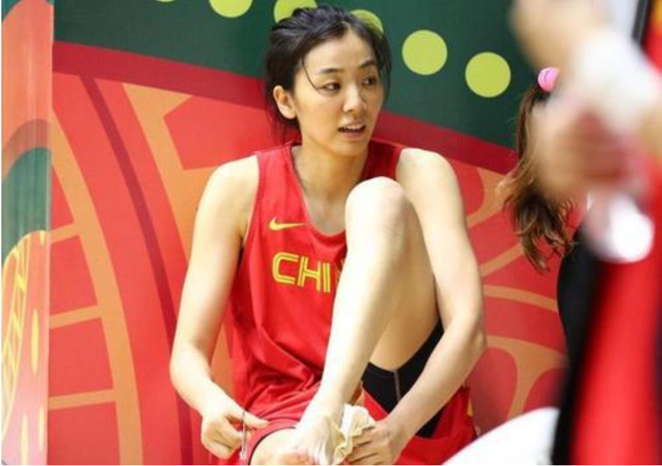 1米88篮球女神赵爽:32岁嫁1米9胖乎乎老公,元旦高调晒娃