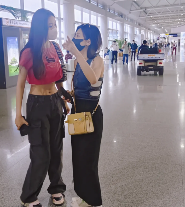 49岁贾静雯现状荧幕里是大美人现实中平平无奇