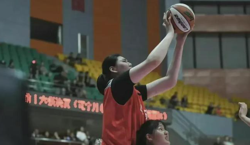近年来,张子宇的成长让不少关心中国女篮的球迷十分关注,毕竟如此身高
