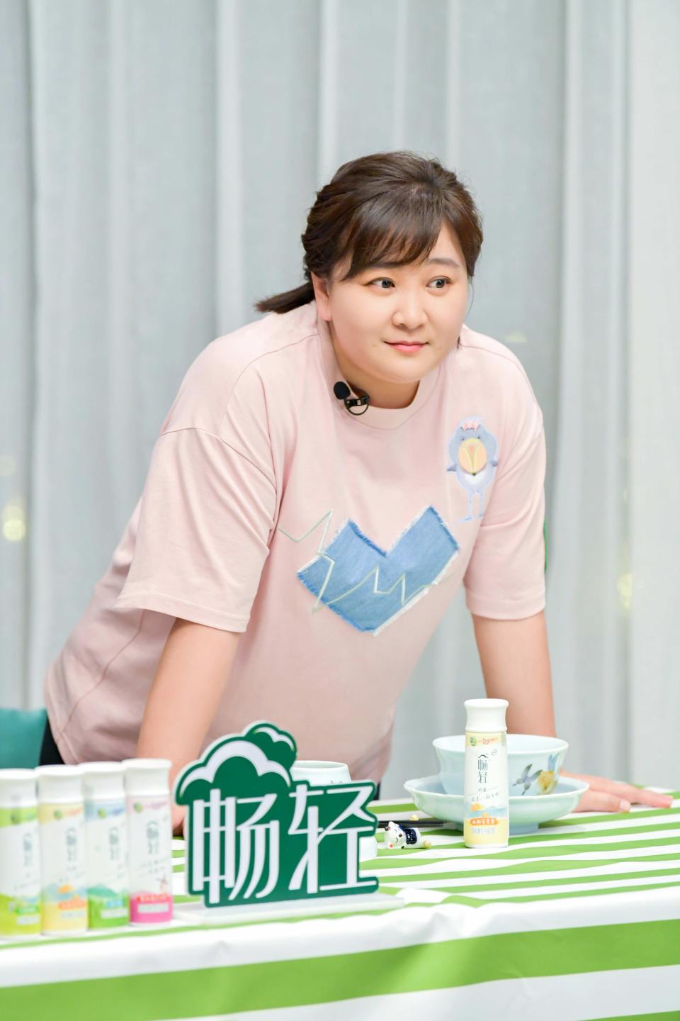 消失一年多,贾玲成功减重100斤,微博发文为新电影助力_腾讯新闻