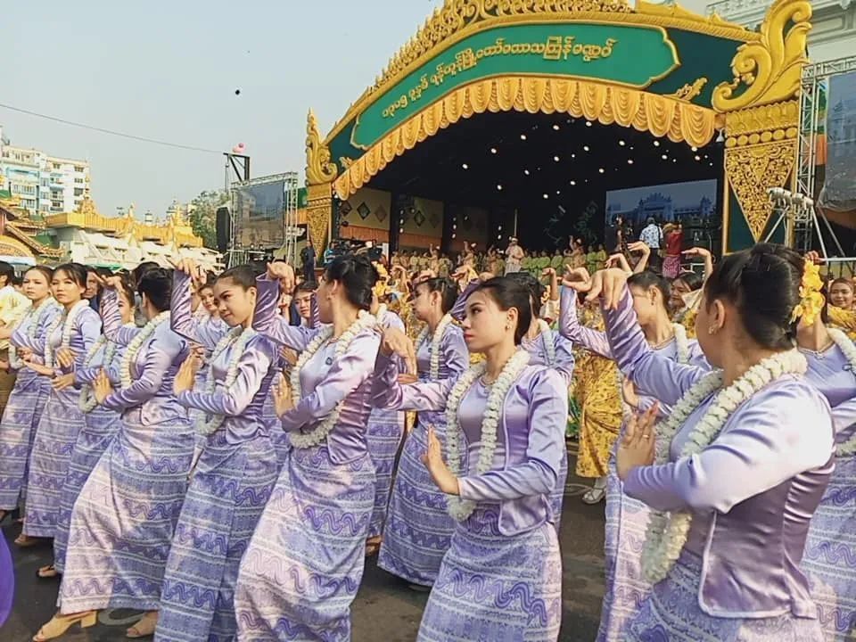 泼水 狂欢 缅甸传统泼水节开幕仪式【超多高清现场图】_腾讯新闻