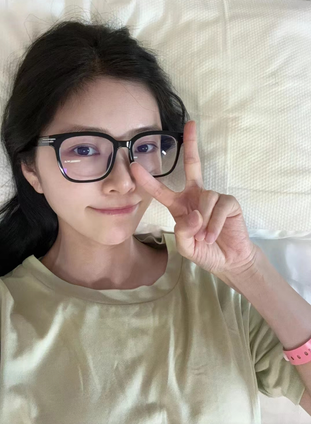 杜淳老婆晒近照,无惧年龄大方公开全素颜,直面脸上瑕疵好真实