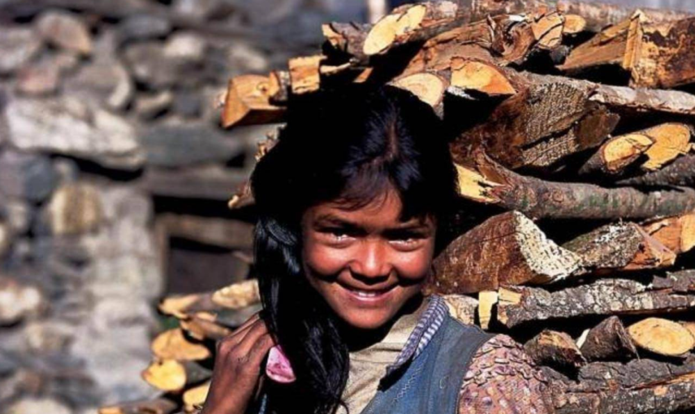 大且深邃,皮肤深棕色,头发自然卷,这些都是尼泊尔人的外貌特征
