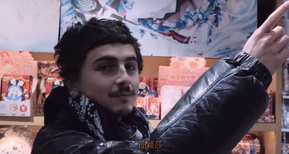 孫穎莎無愧世界巨星，甜茶一看到她的海報，二話不說就買下，還準確叫出她姓名 - 