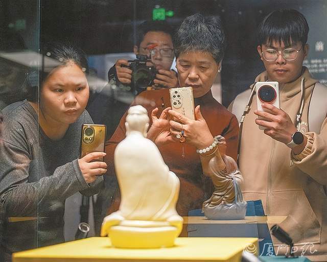 鼓浪屿故宫文物馆昨日重装开馆，吸引大批市民游客前来参观。现场展出的汉代博山炉。（鼓浪屿故宫文物馆 供图）亚醜斝首次走出故宫博物院公开展出。 （鼓浪屿故宫文物馆 供图）现场展出的画珐琅夔纹寿字方瓶。鼓浪屿故宫文物馆昨日更名揭牌。　　昨日下午，鼓浪屿故宫文物馆举办更名揭牌仪式暨新展开幕活动，原“故宫鼓浪屿外国文物馆”正式对外更名为“鼓浪屿故宫文物馆”。同时，200余件（套）故宫文物珍品集体亮相，其中8