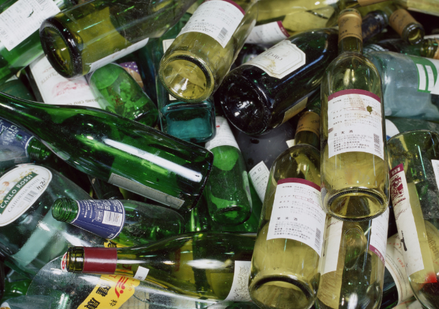 废弃酒瓶为何现在鲜少有人回收了连当废品都没人要吗