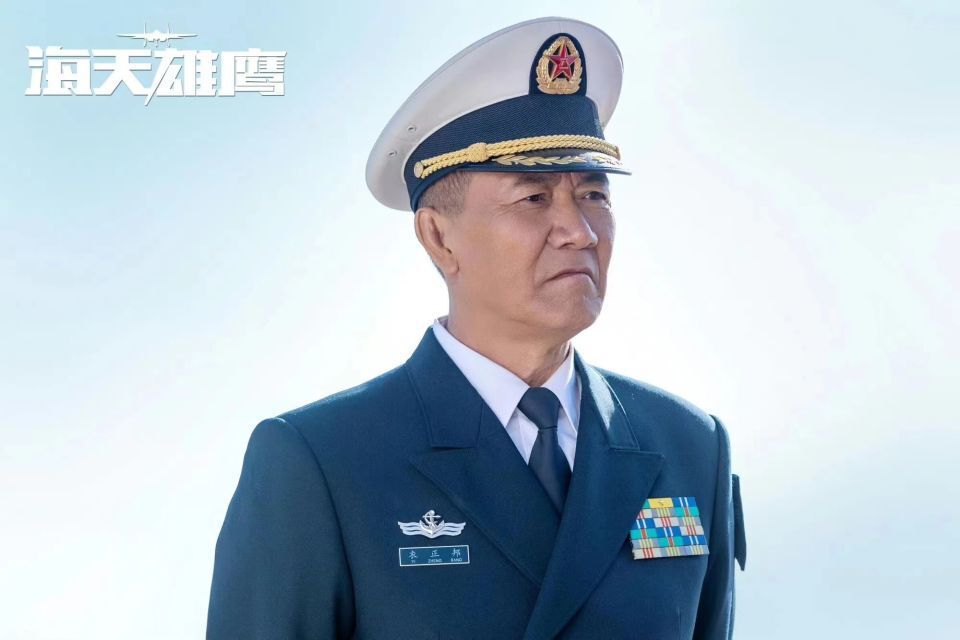 李幼斌在《海天雄鹰》中饰演海军副司令衣正邦,虽然军衔变成了中将