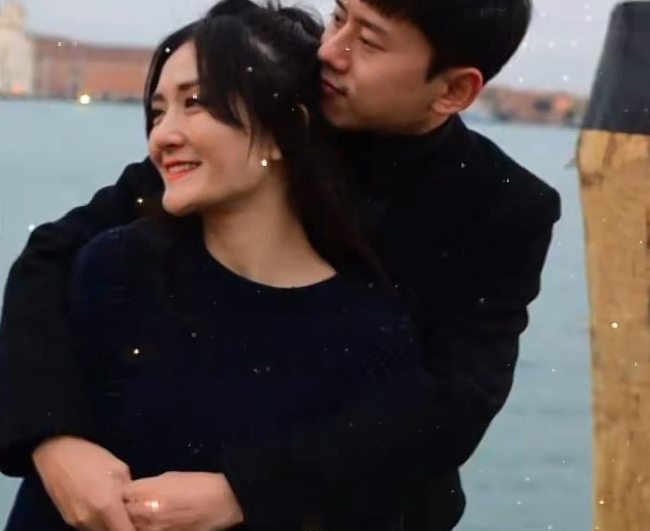 张杰牵双胞胎女儿遛弯跳俏姐妹将脑袋藏爸爸衣服里俏皮又可爱