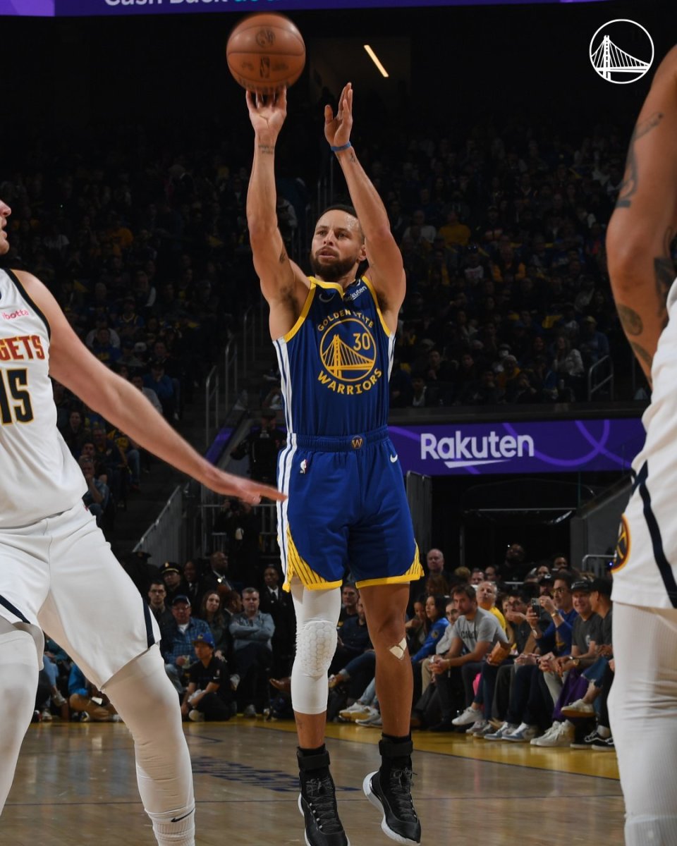 勇士遇头号克星创4耻辱纪录库里三分10中1太惨拥抱马龙有说有笑