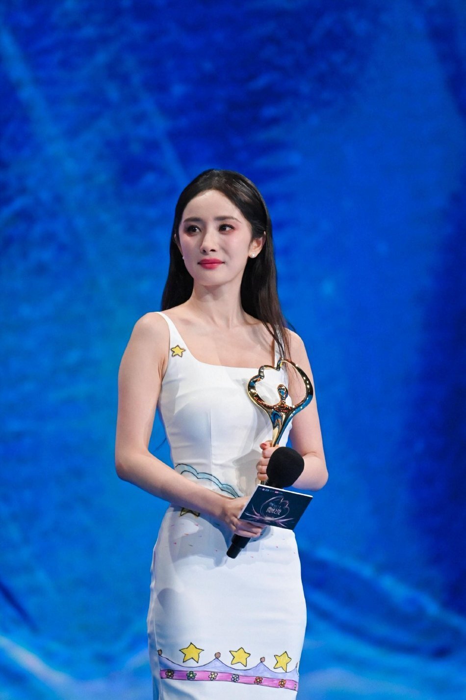 "微博之夜"的六大精彩瞬间:朱一龙和杨紫登顶,杨幂因公益获奖_腾讯