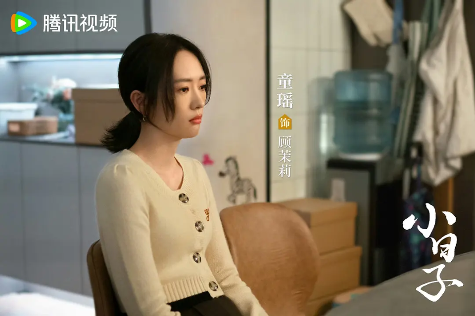 与张国立儿子恋爱过,后与大17岁富商结婚,童瑶人到中年事业红火