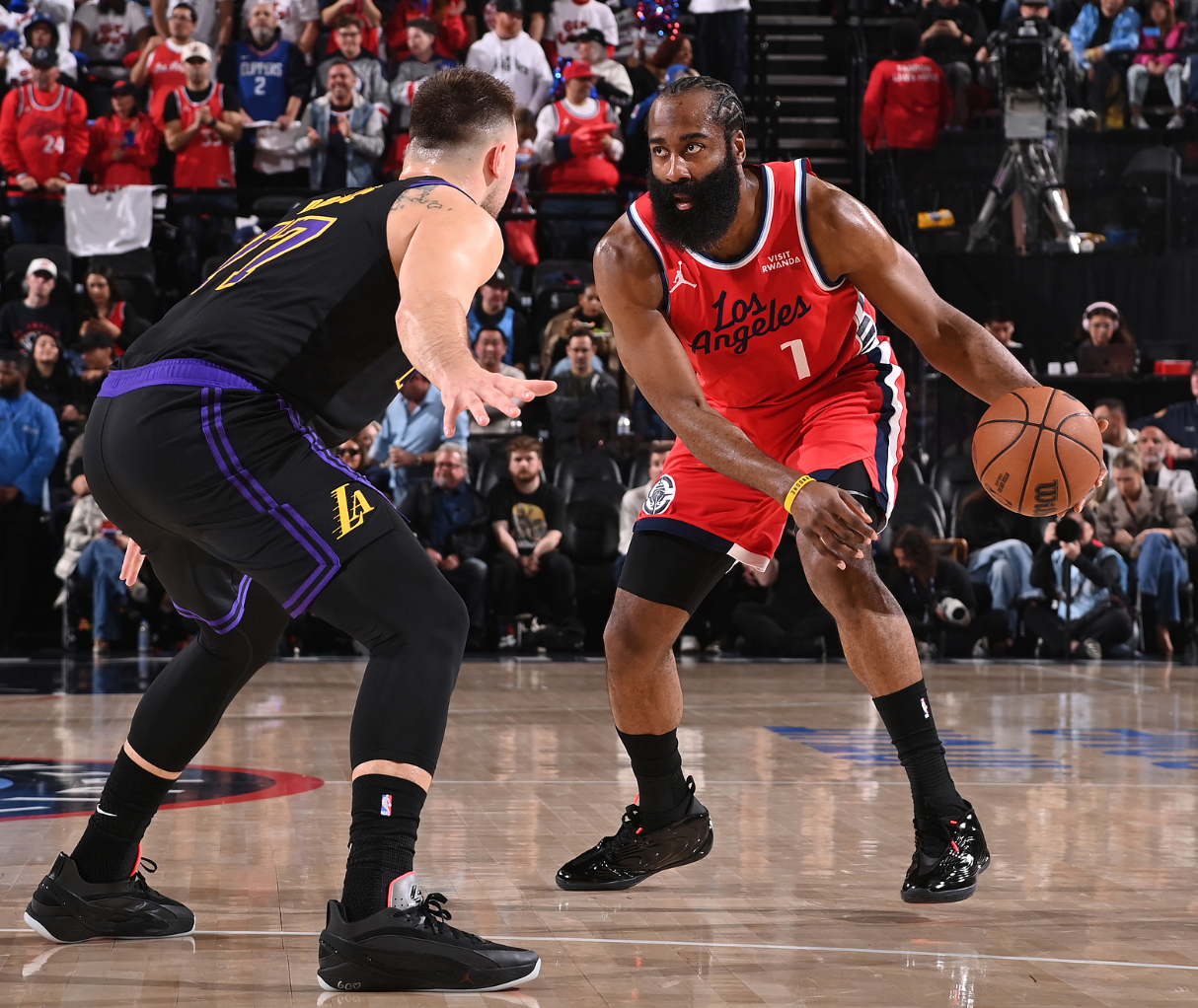 快船拒湖人26分逆轉！小卡復出哈登18+10引7人上雙 詹東55+16 - 